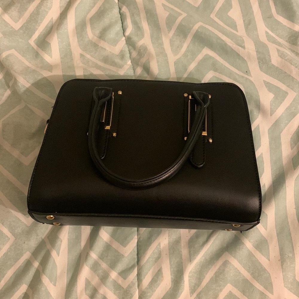This is a black color purse,has brown color on the inside